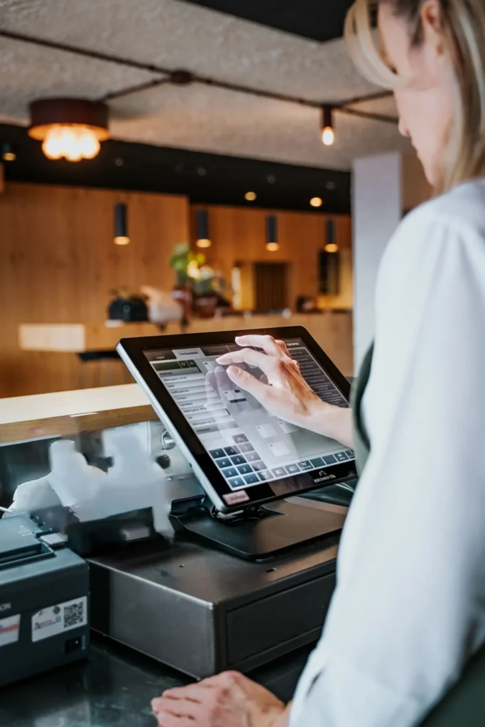 Naramis-Touchkasse wird an der Theke eines Gastronomiebetriebs bedient